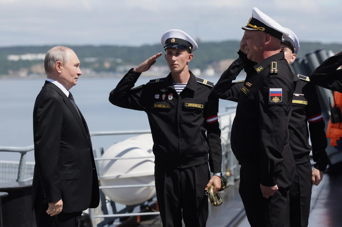 Putin amenaza con represalias por la captura de barcos comerciales rusos