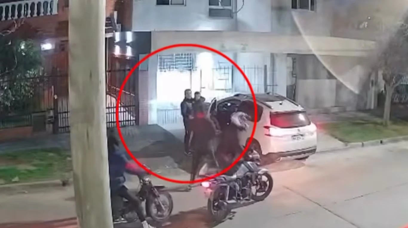 Roban auto a un padre y su hijo en Morón; delincuentes amenazaron con disparar