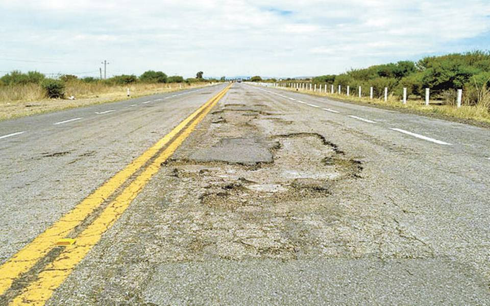 Denuncian a Luis Caputo y funcionarios por mal estado de rutas nacionales