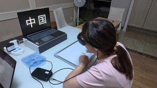 Mujer recupera la vista tras recibir implante de retina en China