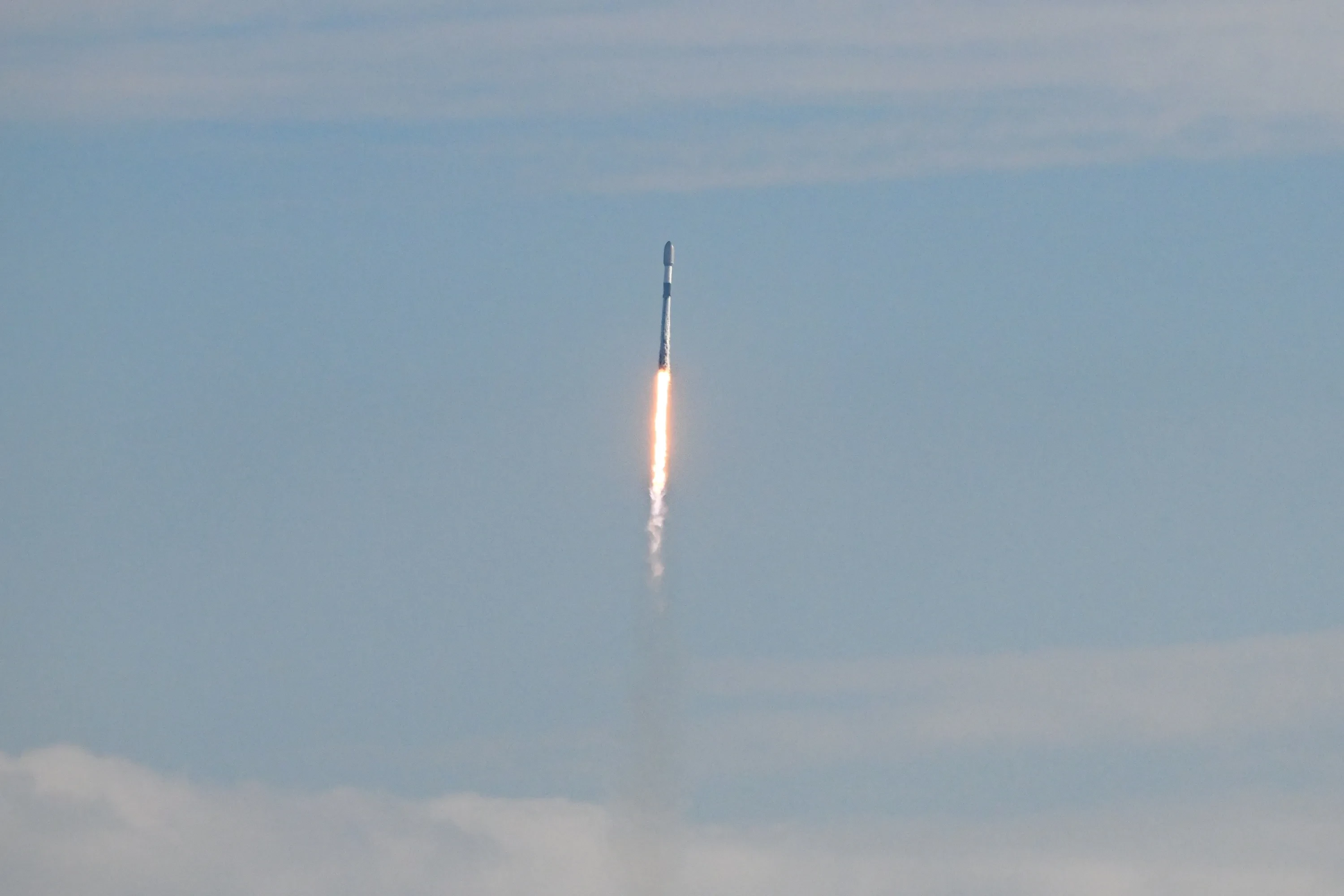 SpaceX establece un nuevo récord lanzando dos cohetes Falcon 9 en 38 minutos