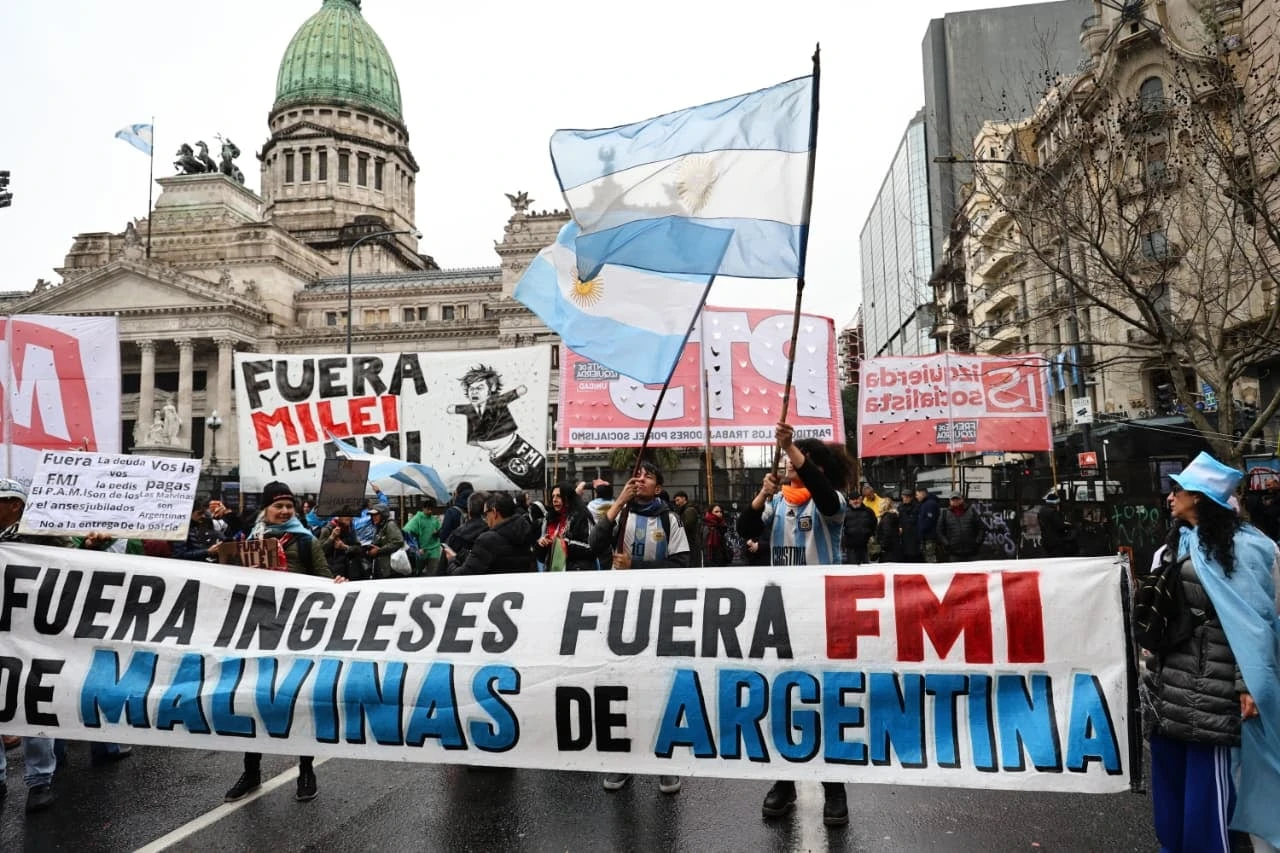 Tensión en el Senado por la ley de propiedad privada de Milei en medio de protestas masivas