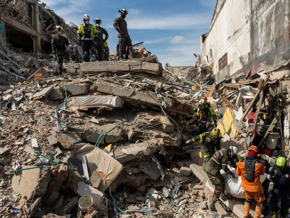 Terremoto de 7,7 en Indonesia deja al menos 38 muertos y severos daños