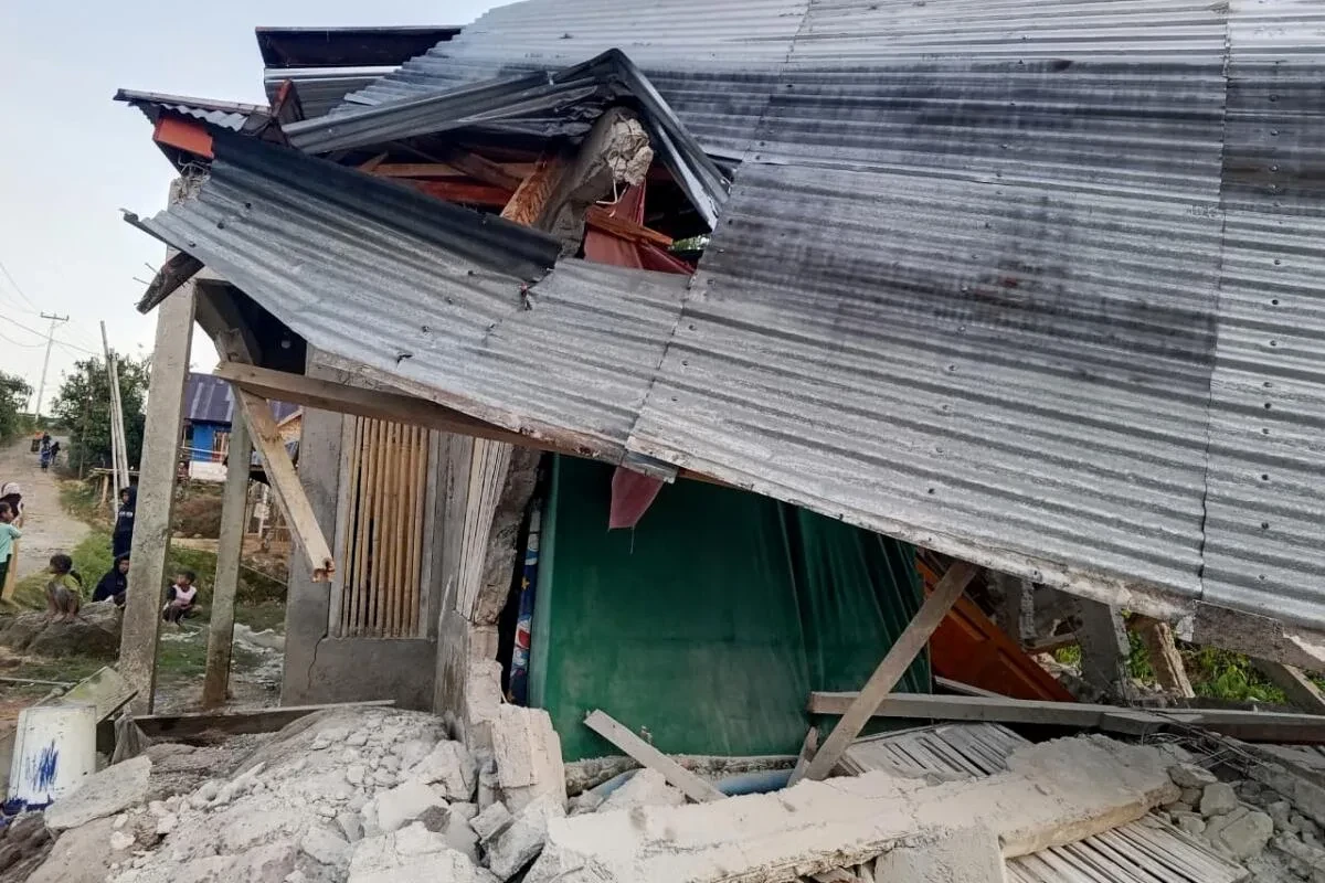 Terremoto de 7,7 grados sacude Indonesia y causa evacuaciones por alerta de tsunami