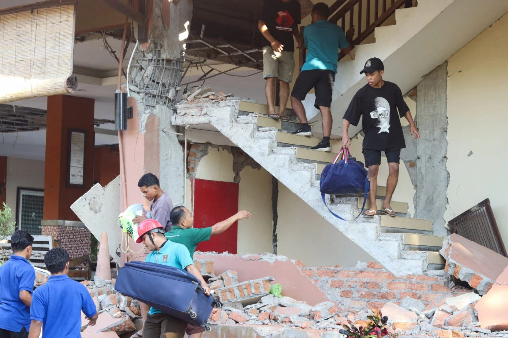 Terremoto de magnitud 7.7 en Indonesia deja al menos 47 muertos y provoca severos daños