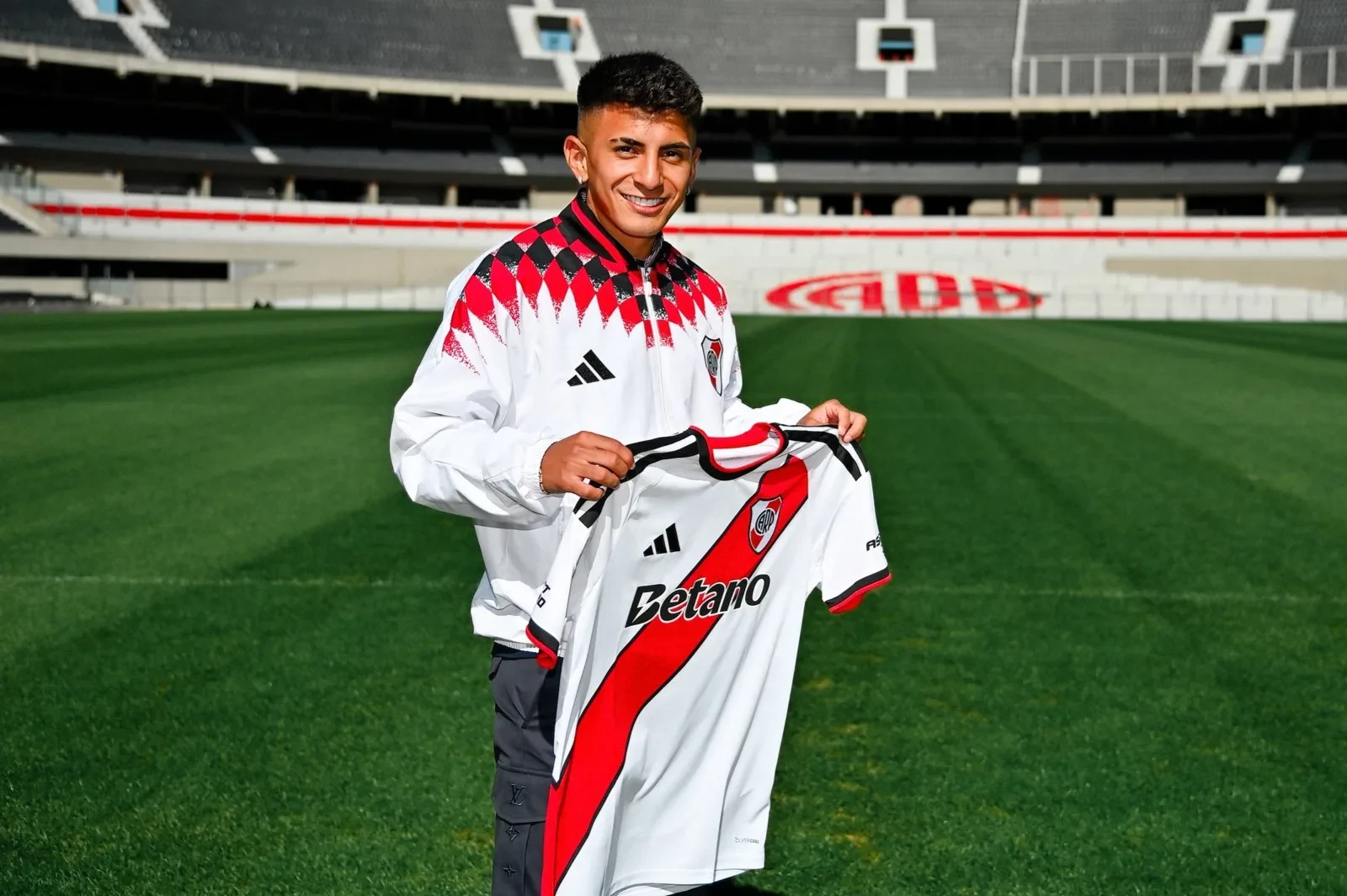 Thiago Almada se incorpora a River como el refuerzo más caro de su historia