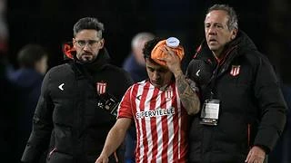 Tiago Palacios sufre fuerte golpe en la cabeza y es reemplazado en el partido