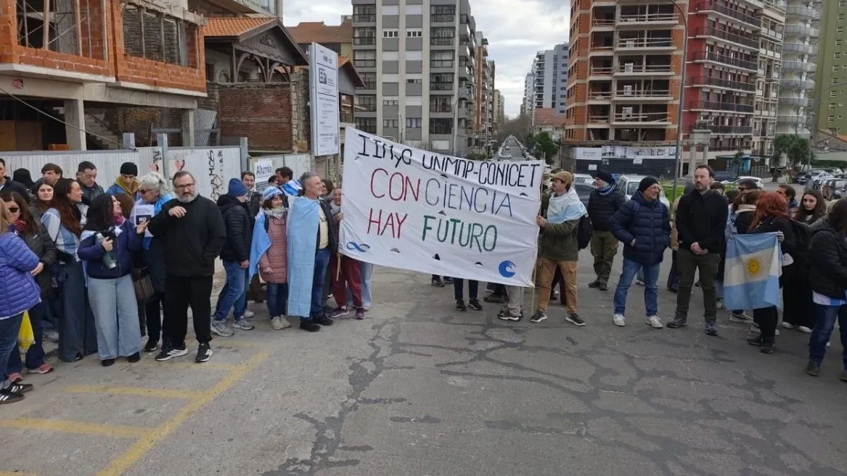Trabajadores universitarios protestan en CONICET por mejoras salariales