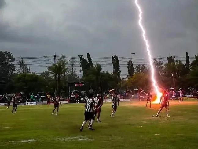 Tragedia en Tailandia: un futbolista muere tras ser alcanzado por un rayo durante un partido