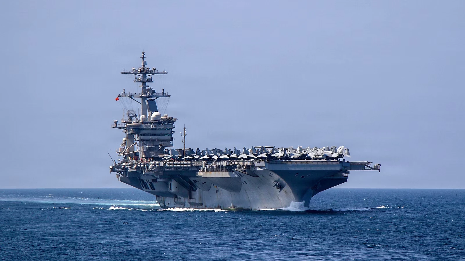 Trump defiende despliegue del USS Abraham Lincoln ante preocupaciones por condiciones