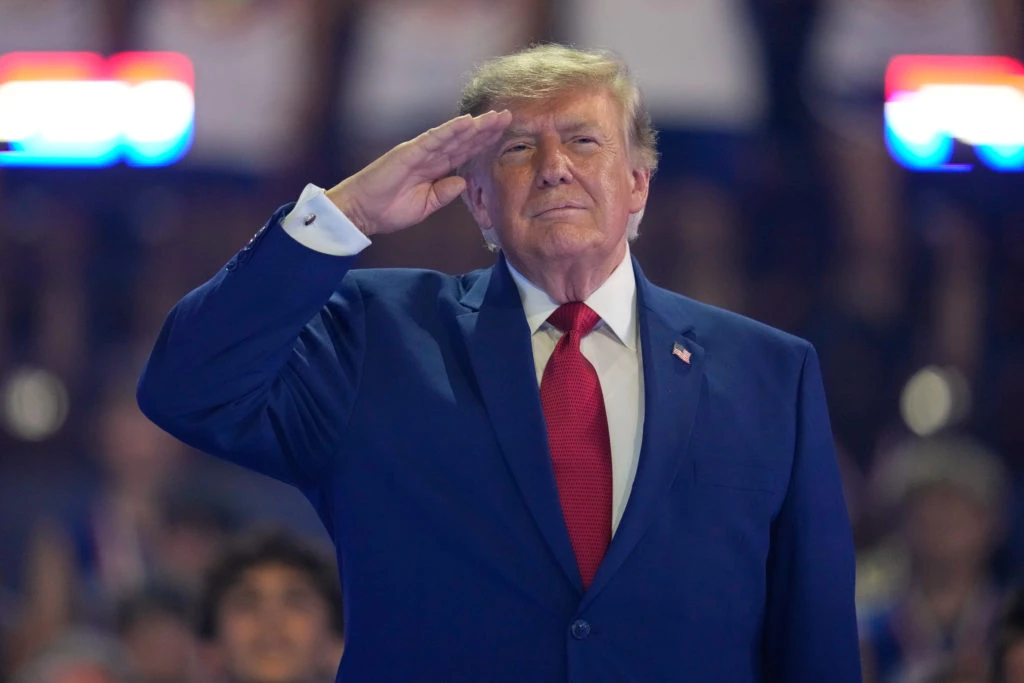 Trump destaca reducción del crimen en visita a academia policial de Nueva York