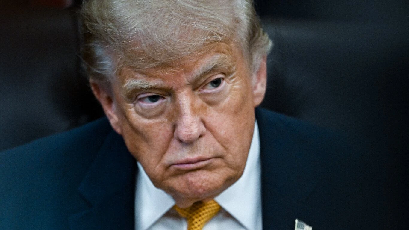 Trump enfrenta descenso en popularidad mientras se acercan elecciones intermedias