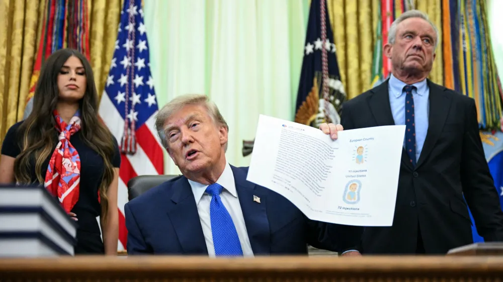 Trump firma orden para limitar vacunas infantiles y separar la MMR