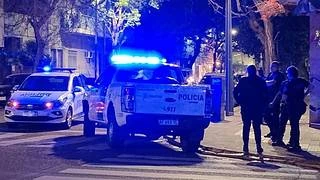 Un policía frustra un robo y hiere a padre e hijo en Los Hornos