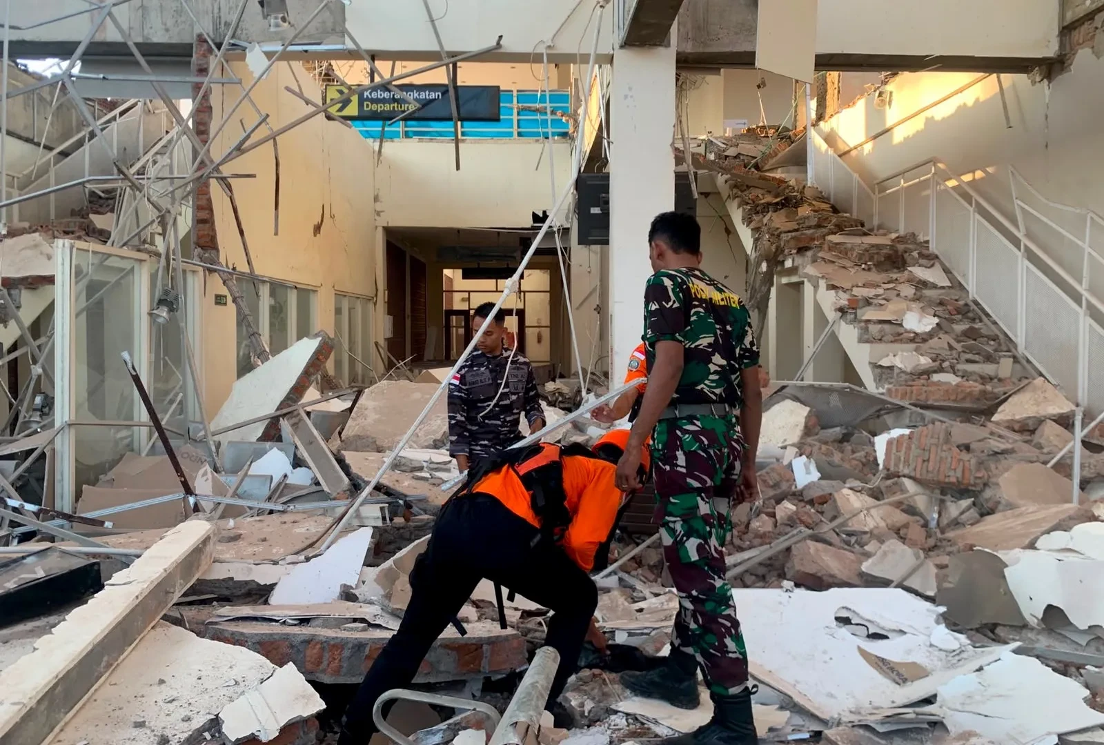 Un terremoto de 7.7 grados en Indonesia deja al menos 51 muertos y miles de evacuados