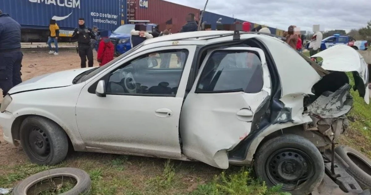 Un tren embiste a un auto varado en Córdoba, dejando una mujer atrapada pero ilesa